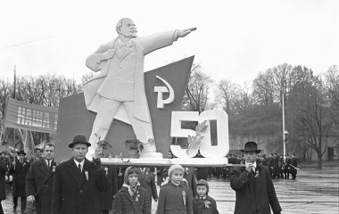 Suure Sotsialistliku Oktoobrirevolutsiooni 50. aastapäeva tähistamise rongkäik Võidu väljakul.